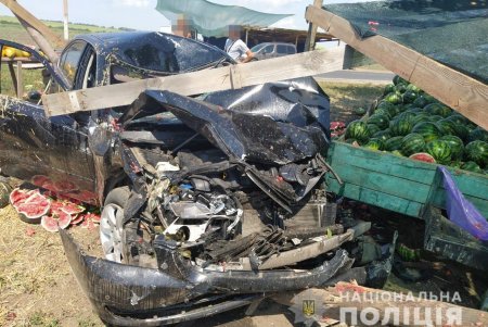 На трассе Одесса —Черноморск автоледи влетела в лавку с арбузами: продавец получил травмы (фото, обновлено)