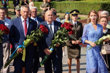 На Аллее Славы возложили цветы в честь 80-й годовщины со дня начала героической обороны Одессы (фоторепортаж)