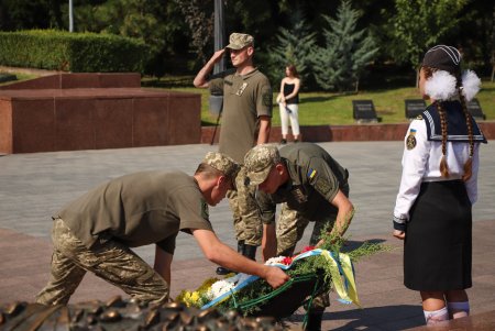 На Аллее Славы возложили цветы в честь 80-й годовщины со дня начала героической обороны Одессы (фоторепортаж)