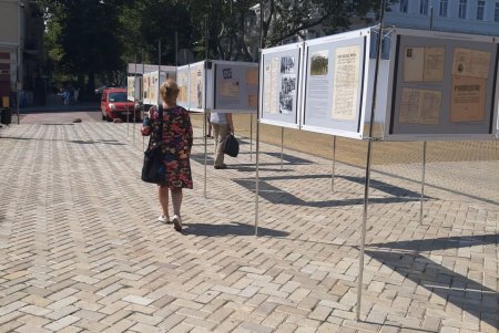 Оборона Одессы в письмах, фотокарточках и документах: на Думской площади открыли историческую выставку (фото)