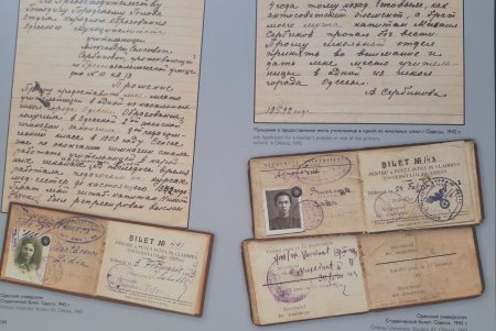 Оборона Одессы в письмах, фотокарточках и документах: на Думской площади открыли историческую выставку (фото)