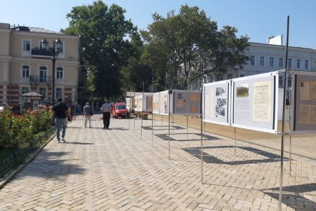 Оборона Одессы в письмах, фотокарточках и документах: на Думской площади открыли историческую выставку (фото)