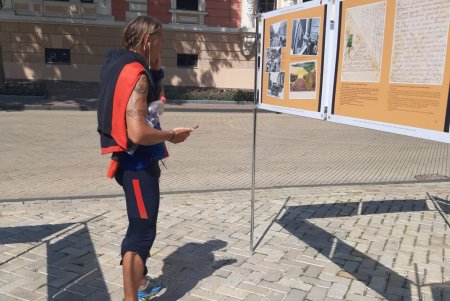 Оборона Одессы в письмах, фотокарточках и документах: на Думской площади открыли историческую выставку (фото)