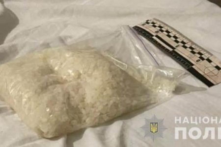 Правоохранители задержали 19-летнюю девушку, которая попыталась отправить посылку с наркотиками (фото)