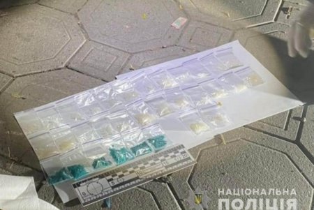 Правоохранители задержали 19-летнюю девушку, которая попыталась отправить посылку с наркотиками (фото)