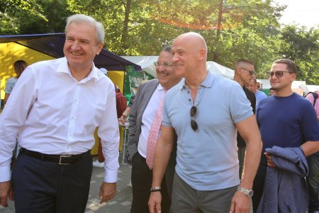 Читает вся Одесса: в парке Шевченко стартовал фестиваль «Зеленая волна» (фоторепортаж)  