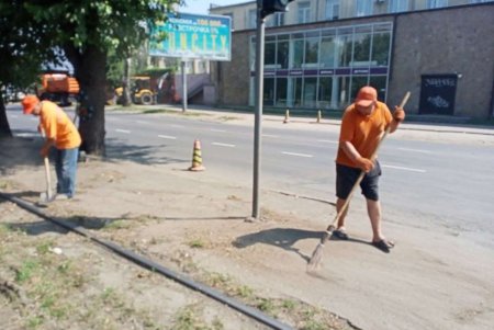 Коммунальщики очистили дождеприемники и канавы, убрали полосы безопасности (фото)