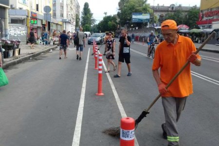 Коммунальщики очистили дождеприемники и канавы, убрали полосы безопасности (фото)