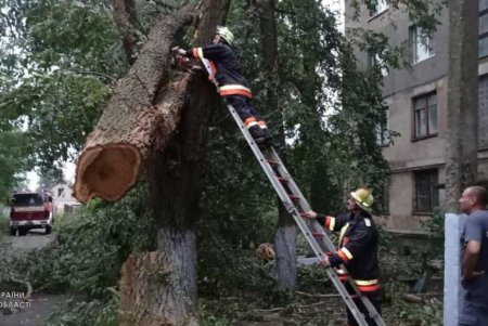 В Болградском районе уже второй день ликвидируют последствия непогоды (фото)