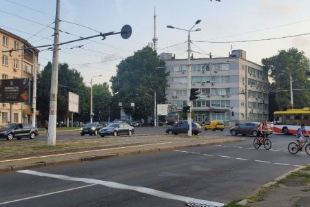 На участке с интенсивным движением в Приморском районе установили турникеты, обновили дорожные разметку и знаки (фото)