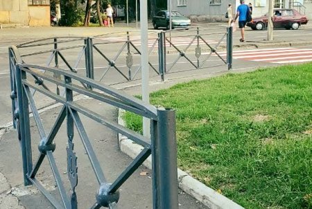 На участке с интенсивным движением в Приморском районе установили турникеты, обновили дорожные разметку и знаки (фото)
