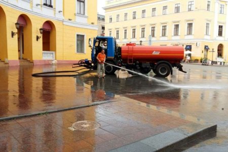 Уборка полос безопасности, покос травы и демонтаж незаконных ограничителей скорости: итоги работы коммунальных служб за день (фото)
