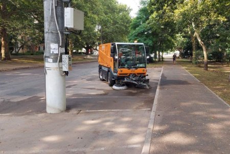 Уборка полос безопасности, покос травы и демонтаж незаконных ограничителей скорости: итоги работы коммунальных служб за день (фото)