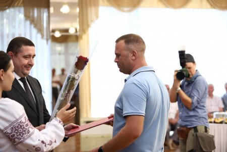 Ко Дню строителя лучшим работникам отрасли вручили почетные награды городского головы (фото)
