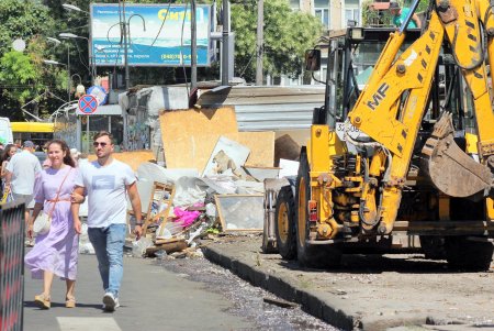 Вместо демонтируемых возле «Привоза» цветочных павильонов создадут пешеходную зону (фоторепортаж)