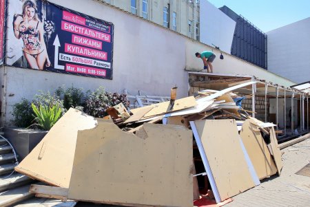 Вместо демонтируемых возле «Привоза» цветочных павильонов создадут пешеходную зону (фоторепортаж)