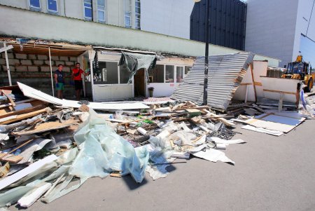 Вместо демонтируемых возле «Привоза» цветочных павильонов создадут пешеходную зону (фоторепортаж)