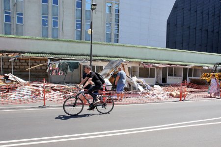 Вместо демонтируемых возле «Привоза» цветочных павильонов создадут пешеходную зону (фоторепортаж)