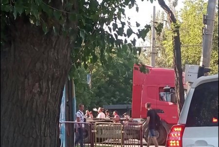 На Пересыпи грузовик сбил ребенка, который ехал на самокате: в сторону поселка Котовского образовалась пробка (фото, видео)