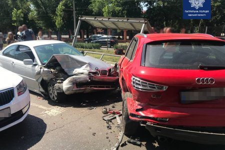 На 4-й станции Большого Фонтана столкнулись три авто и влетели в остановку (фото, видео, обновлено)