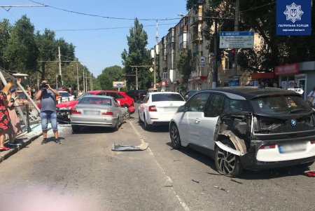На 4-й станции Большого Фонтана столкнулись три авто и влетели в остановку (фото, видео, обновлено)