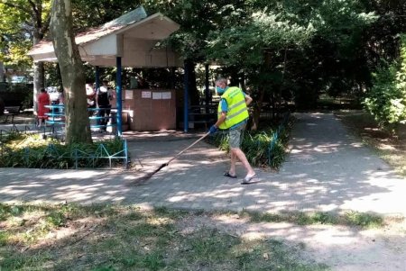 Сотрудники КП регулярно моют городские памятники, очищают дороги и ухаживают за зелеными зонами (фото)