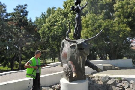 Сотрудники КП регулярно моют городские памятники, очищают дороги и ухаживают за зелеными зонами (фото)