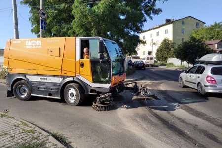 Сотрудники КП регулярно моют городские памятники, очищают дороги и ухаживают за зелеными зонами (фото)