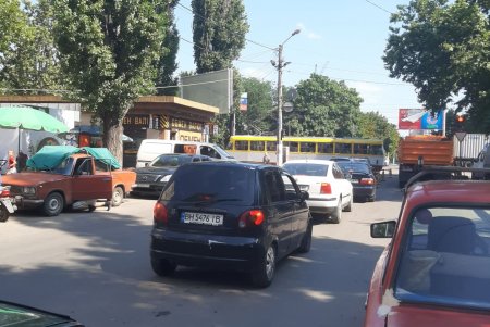На трамвайных путях по Добровольского укладывают новый асфальт: возможны задержки трамваев и пробки (фото)