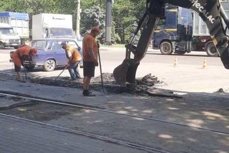 На трамвайных путях по Добровольского укладывают новый асфальт: возможны задержки трамваев и пробки (фото)