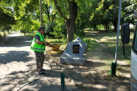 Коммунальщики помыли памятники в Малиновском районе и очистили от мусора территорию бюветов (фото)