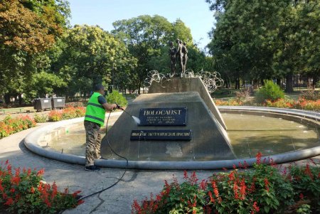 Коммунальщики помыли памятники в Малиновском районе и очистили от мусора территорию бюветов (фото)