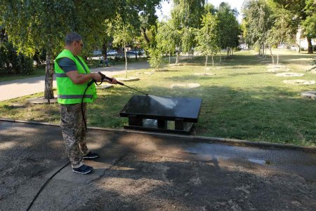 Коммунальщики помыли памятники в Малиновском районе и очистили от мусора территорию бюветов (фото)