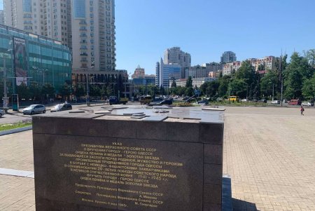 Возле стелы «Крылья Победы» вандалы повредили гранитную плитку (фото)