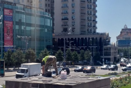 Возле стелы «Крылья Победы» вандалы повредили гранитную плитку (фото)