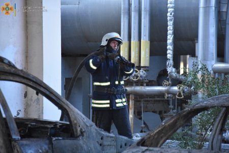 На территории завода на Шкодовой горе сгорели шесть автомобилей (фото, дополнено)