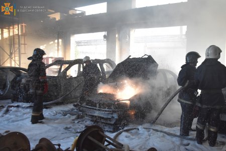 На территории завода на Шкодовой горе сгорели шесть автомобилей (фото, дополнено)