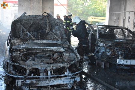 На территории завода на Шкодовой горе сгорели шесть автомобилей (фото, дополнено)