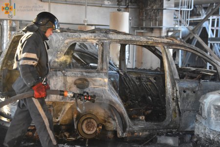 На территории завода на Шкодовой горе сгорели шесть автомобилей (фото, дополнено)