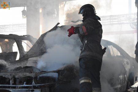 На территории завода на Шкодовой горе сгорели шесть автомобилей (фото, дополнено)