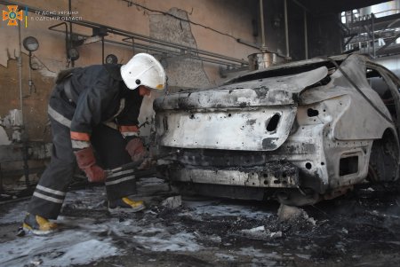 На территории завода на Шкодовой горе сгорели шесть автомобилей (фото, дополнено)