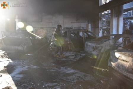 На территории завода на Шкодовой горе сгорели шесть автомобилей (фото, дополнено)