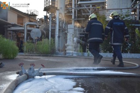На территории завода на Шкодовой горе сгорели шесть автомобилей (фото, дополнено)