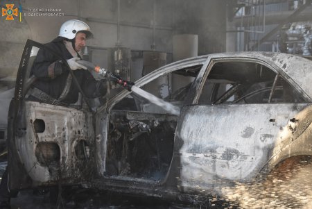 На территории завода на Шкодовой горе сгорели шесть автомобилей (фото, дополнено)