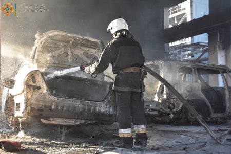 На территории завода на Шкодовой горе сгорели шесть автомобилей (фото, дополнено)