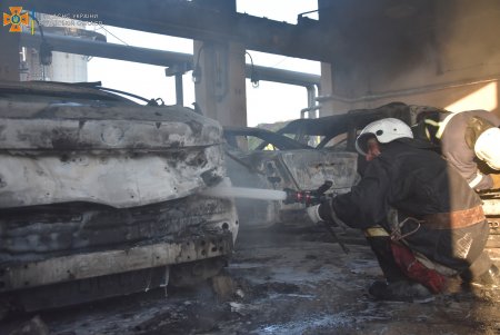 На территории завода на Шкодовой горе сгорели шесть автомобилей (фото, дополнено)