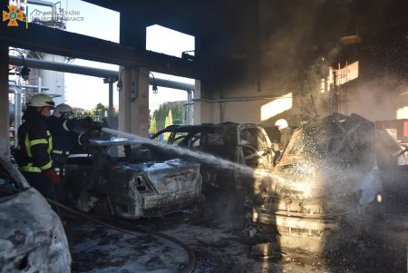 На территории завода на Шкодовой горе сгорели шесть автомобилей (фото, дополнено)