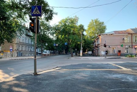 С пандусами, тактильной плиткой и перильными ограждениями: возле Украинского театра капитально ремонтируют тротуар (фото)