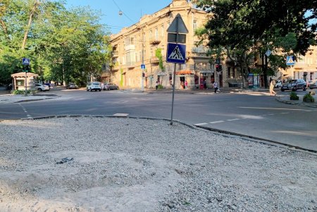 С пандусами, тактильной плиткой и перильными ограждениями: возле Украинского театра капитально ремонтируют тротуар (фото)