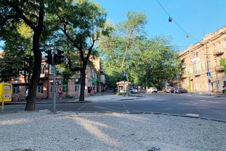 С пандусами, тактильной плиткой и перильными ограждениями: возле Украинского театра капитально ремонтируют тротуар (фото)